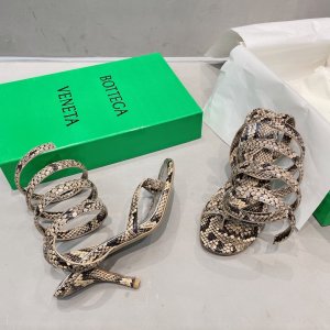 Bottega Veneta BottegaVeneta蛇纹凉鞋， 浓浓70年代嘻哈风格 鞋面包中底采用牛皮，垫脚牛皮，意大利进口真皮大底 。 颜色:三色 跟高:平跟1.5cm 高跟7.5cm 码数:35-39