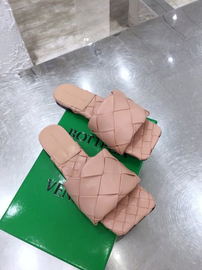 Bottega Veneta 最齐色到货17 色 两款跟型：①平底②高跟(9CM) 工艺：定染后将皮板做柔软处理 编织廓形立体 不扁塌 双层皮料编织内里 单独做了羊里皮拼贴 遵循原版工艺做法 配同色超纤垫脚 橡胶注塑真皮大底 码数：35-42 - Click Image to Close