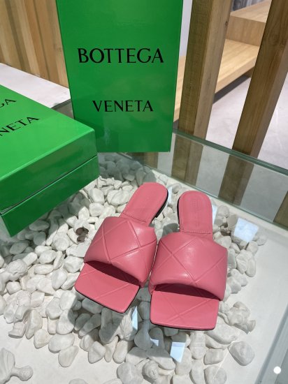 Bottega Veneta 新款压纹平底拖鞋 面料选用经典柔软小羊皮 内里 垫脚 选用牛皮里 舒适高端 大底选用意大利真皮大底搭配橡胶 35-40 - Click Image to Close