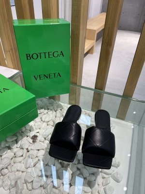 Bottega Veneta 新款压纹平底拖鞋 面料选用经典柔软小羊皮 内里 垫脚 选用牛皮里 舒适高端 大底选用意大利真皮大底搭配橡胶 35-40