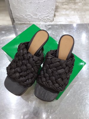 Bottega Veneta 材质是超级柔软的Nappa小羊皮 传统手工技艺双面编织 原楦高定 圆润有型鞋头 鞋身线条流畅 2CM防水台真皮包裹 舒适度妥妥的 不能再稳了 意大利真皮大底 Size ：35-41 跟高：10CM