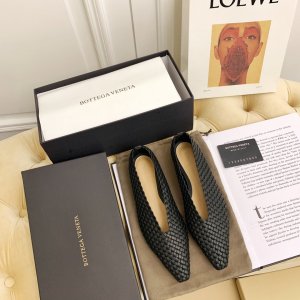 Bottega Veneta 奶奶鞋 鞋面：鞋面原版一致进口意大利超柔软nappa混种小羊皮面 内里：全粒面nappa小羊皮内里垫脚 大底：原版进口意大利印刷真皮大底 鞋码：35-40 跟高：平跟