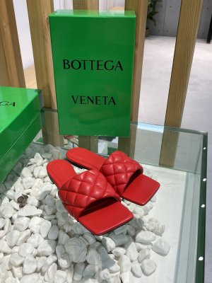 Bottega Veneta 泡泡棱格平底拖鞋 面料选用经典柔软小羊皮精工 内里 垫脚 选用牛皮里 舒适高端 大底选用意大利真皮大底搭配橡胶 35-40