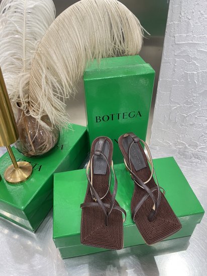 Bottega Veneta 非常别致的一款 SERETCH 凉鞋！ 款式运用弹力橡筋编织手法包裹脚背 不会勒脚放心穿搭 精致的编织手法 做垫脚设计显得在材质的基础上更有设计感 这些元素都太适合春夏 超有feel 真皮注塑大底 Size 35-43 - Click Image to Close