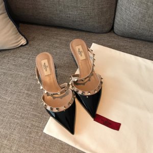 Valentino Garavani Rockstud 5.0进口牛漆皮脚背带中跟后空拖 - 真空电镀铆钉 - 裸粉色纳帕小牛皮饰边和袢带 - 进口牛漆皮/水染羊皮内里 - 意大利真皮大底 - 跟高 5cm - 尺码 35-39 - 黑色/裸色/奶白/淡兰