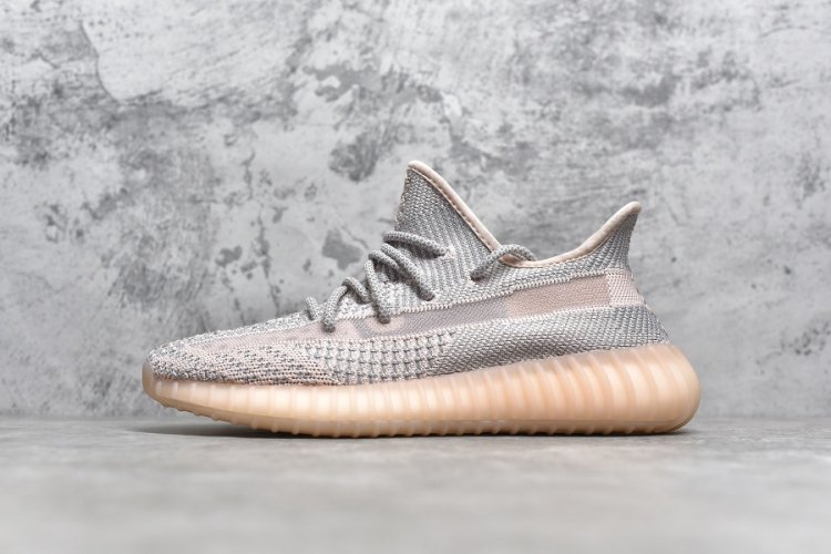 Yeezy 350V2 “ Synth ” 鞋面采用淡粉色装扮，搭配浅灰色纹理进行点缀，双色调的 Primeknit 编织材质，保证了颜值与出色的透气性。标志性的半透明设计，贯穿鞋身，前卫与时尚感并存。中底依旧采用 Boost 缓震科技，能为各位鞋头提供软 - Click Image to Close