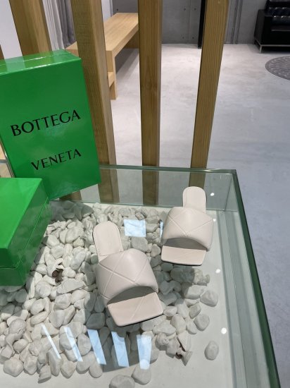 Bottega Veneta 新款压纹平底拖鞋 面料选用经典柔软小羊皮 内里 垫脚 选用牛皮里 舒适高端 大底选用意大利真皮大底搭配橡胶 35-40 - Click Image to Close