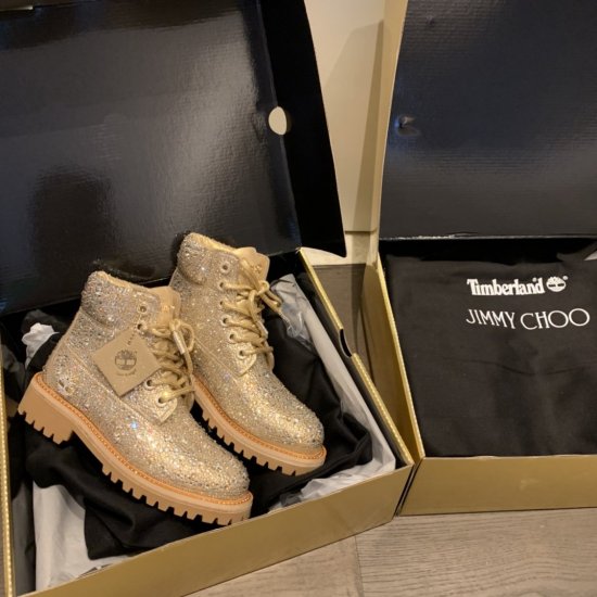 JIMMY CHOO x Timberland 2020限量版合作款 超酷可可爱爱的联名靴 同时拥有Timberland硬朗和Jc的仙气十足的这款马丁靴确实很赞 颜值与舒适并存 鞋面：水钻是原版1:1定制的澳洲水钻切割面特别完整 内里：进口原胚小牛皮 大底 - Click Image to Close