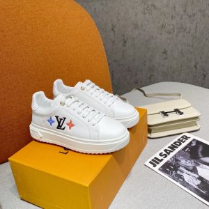 LV frontrow sneaker 选取背部小牛皮做内里， 因为背部纹路细，做成的内里效果更好，久穿不皱裂， 原版橡胶底 码数：35～40