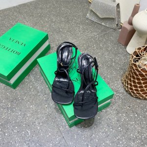 BOTTEGA VENETA |2021年Barely There圆头夹脚裹裸系带凉鞋 鞋面 ：进口ZP特制原版小牛皮 内里：内里进口意大利羊皮，最大程度提供舒适度 鞋码: 35-40 跟高8.5cm