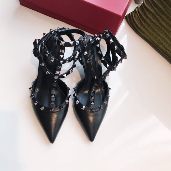 Valentino 牛皮系列纯黑 heel height 1.0 cm 6.5 cm 10 cm Size：35-39 Rockstud Collection系列 小巧精致的尖头，霸气凌人的铆钉，还有或甜美或深沉的色彩，是每一个女人的鞋柜必备单品 意大利进 - Click Image to Close