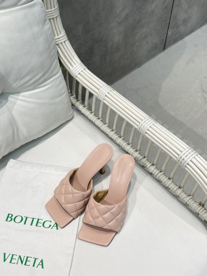 Bottega Veneta 2021季新款新色菱格拖鞋18色 面料选用经典柔软小羊皮精工 内里 垫脚 选用牛皮里 舒适高端 大底选用意大利真皮大底搭配橡胶 size 35-40 - Click Image to Close