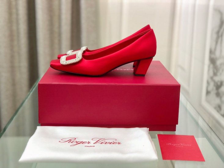 Roger vivier 经典方跟钻扣真丝单鞋 面料:意大利进口100%真丝 大底:原版进口真皮大底 内里:头层羊皮 跟高:4.5cm 码数:35-40 - Click Image to Close