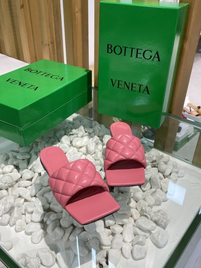 Bottega Veneta 泡泡棱格平底拖鞋 面料选用经典柔软小羊皮精工 内里 垫脚 选用牛皮里 舒适高端 大底选用意大利真皮大底搭配橡胶 35-40 - Click Image to Close