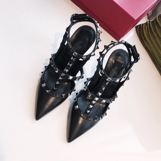 Valentino 牛皮系列纯黑 heel height 1.0 cm 6.5 cm 10 cm Size：35-39 Rockstud Collection系列 小巧精致的尖头，霸气凌人的铆钉，还有或甜美或深沉的色彩，是每一个女人的鞋柜必备单品 意大利进 - Click Image to Close