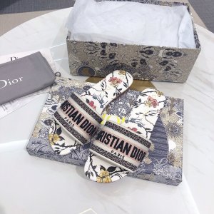 代购级别 Christian Dior/迪奥刺绣度假520系列凉拖 鞋面：3D全刺绣棉质 内里：印花系羊皮 跟底：意大利牛皮跟底 跟高：1cm / 5cm 内里：绵羊皮内里 垫脚：牛皮 大底：意大利真皮底 Size：35-40