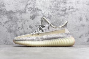 Yeezy 350V2 “Lundmark” -灰天使 鞋面为灰色编织材质，搭配大地色鞋底，与此前的芝麻配色颇为相似，因此被称为芝麻侧透。侧透版本独特的花纹和纱网开窗，带来了芝麻配色所没有的丰富细节和层次感。大地色装扮在 Yeezy 系列中一直拥有独特地位