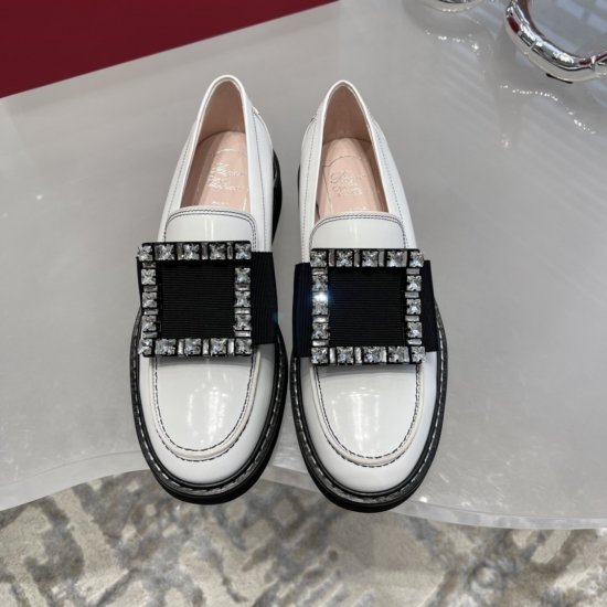 Roger Vivier 大方扣漆皮乐福鞋 材质与工艺： 进口牛漆皮面料 定染羊皮内里 定制方扣/水钻扣 开模logo橡胶大底真皮沿条 size：35-40，金扣/钻扣 - Click Image to Close