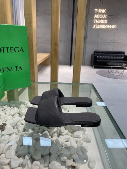 Bottega Veneta 新款压纹平底拖鞋 面料选用经典柔软小羊皮 内里 垫脚 选用牛皮里 舒适高端 大底选用意大利真皮大底搭配橡胶 35-40 - Click Image to Close