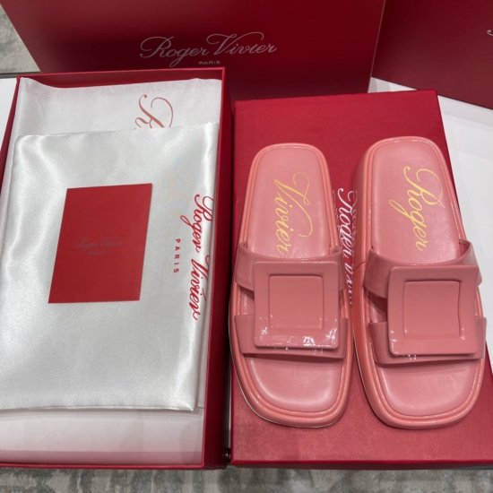 Roger Vivier 2021新品复古大方扣厚底凉拖 材质与工艺： 进口超软牛漆皮/胎牛皮/真丝面料 定染羊皮/真丝内里 定制顶级裹皮革/水钻饰扣 开模原版logo大底 size：35-40，漆皮扣/水钻扣 - Click Image to Close