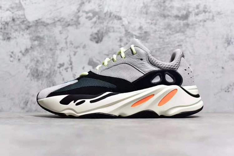 Yeezy Boost 700 Wave Runner 鞋盒延续 Yeezy 350 系列一贯的抽屉式设计，醒目的700字样彰显独特身份，复杂的鞋身造型采用多种材质撞色呈现，采用翻毛皮、透气网布、皮革及3M 反光材质共同打造，不仅质感表现极为丰富，3M 暗 - Click Image to Close