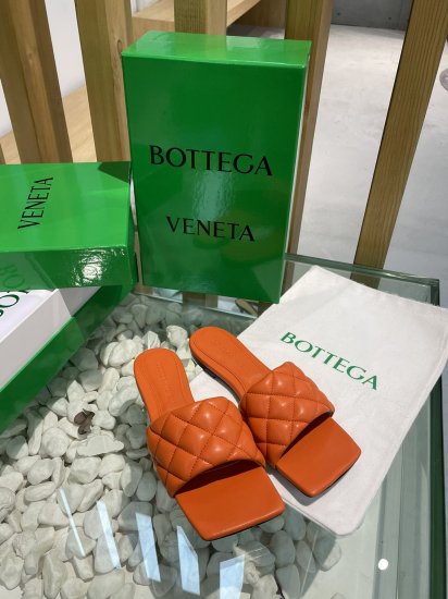 Bottega Veneta 泡泡棱格平底拖鞋 面料选用经典柔软小羊皮精工 内里 垫脚 选用牛皮里 舒适高端 大底选用意大利真皮大底搭配橡胶 35-40 - Click Image to Close