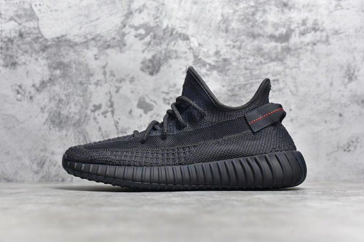 Yeezy 350V2 “ BLACK NON-REFLECTIVE ” 黑天使 鞋面为黑灰双色Primeknit编织，整体呈现出与众不同的炭黑色调，细看则更具层次感。虽然是纯黑配色，看起来夏天会很吸热。但侧透版本鞋面较薄，还有纱网开窗设计，脚感透气又清凉 - Click Image to Close