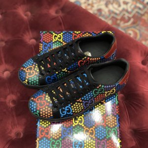 Gucci GG Ace Sneakers 经典小白鞋系列 跳跳糖系列 原版空胶工艺，原版开模橡胶大底，原版珍珠牛皮内里，光泽度高，软硬度适中，不易褶皱。此配色为男女同款 女34-39 男40-44 （专柜一致偏大一码，37脚拿36鞋码）