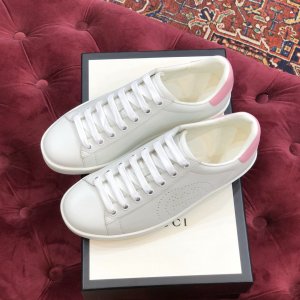 Gucci GG Ace Sneakers 经典小白鞋系列 互扣式双G冲孔款 原版空胶工艺，原版开模橡胶大底，原版珍珠牛皮内里，光泽度高，软硬度适中，不易褶皱。正品一致荧光防伪线。此配色为女款 34-39（专柜一致偏大一码，37脚拿36鞋码）