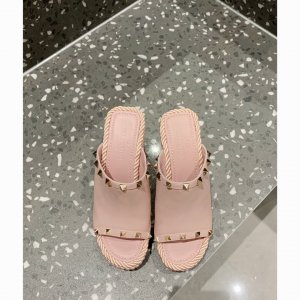 Valentino20ss春夏新款铆钉坡跟拖鞋，意大利著名奢侈品原版定制款，铆钉系列款所有细节材料都是对照原版定制！ 鞋面：进口小牛皮 内里.垫脚：牛皮里 大底：原版TPU大底 跟高：12CM，水台：2.5CM Size：35-41（40.41定做不退换）