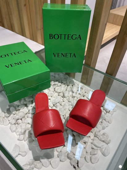 Bottega Veneta 新款压纹平底拖鞋 面料选用经典柔软小羊皮 内里 垫脚 选用牛皮里 舒适高端 大底选用意大利真皮大底搭配橡胶 35-40 - Click Image to Close