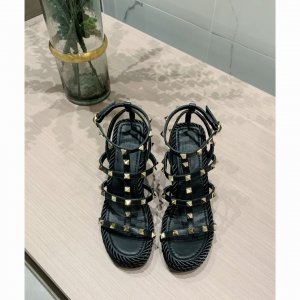 Valentino20ss春夏新款铆钉坡跟凉鞋，意大利著名奢侈品原版定制款，铆钉系列款所有细节材料都是对照原版定制！ 鞋面：进口小牛皮 内里.垫脚：牛皮里 大底：原版TPU大底 跟高：12CM，水台：2.5CM Size：35-41（40.41定做不退换）