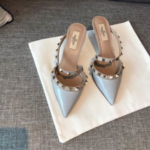 Valentino Garavani Rockstud 5.0进口牛漆皮脚背带中跟后空拖 - 真空电镀铆钉 - 裸粉色纳帕小牛皮饰边和袢带 - 进口牛漆皮/水染羊皮内里 - 意大利真皮大底 - 跟高 5cm - 尺码 35-39 - 黑色/裸色/奶白/淡兰