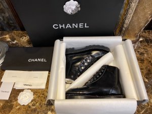 Chanel 油蜡皮珍珠搭扣靴 35-40