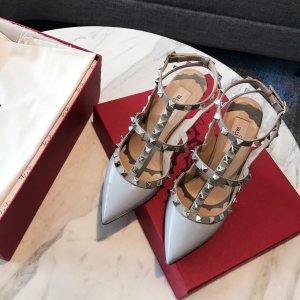 Valentino ROCKSTUD铆钉系列雾霾蓝 意大利进口柔软牛漆皮，定制羊皮内里、垫脚！原版开模不掉色 不氧化电镀方钉 意大利原版真皮大底 Size：35-39 Heel height 1.0cm 6.5cm 10cm