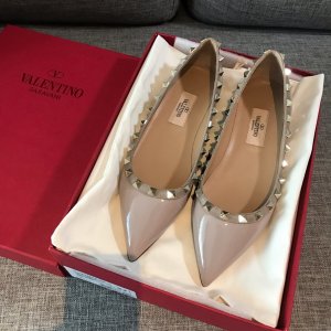 Valentino ROCKSTUD铆钉系列 意大利进口柔软牛漆皮，定制羊皮内里、垫脚！原版开模不掉色 不氧化电镀方钉 意大利原版真皮大底 Size：35-39 Heel height 1.0cm 6.5cm 10cm