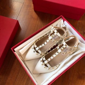 Valentino 奶昔白荔枝纹小牛皮 heel height 1.0 cm 6.5 cm 10 cm size：35-39 Rockstud Collection系列推出以来俨然成了Valentin*一个重要的标志性元素之一！小巧精致的尖头，霸气凌人的铆