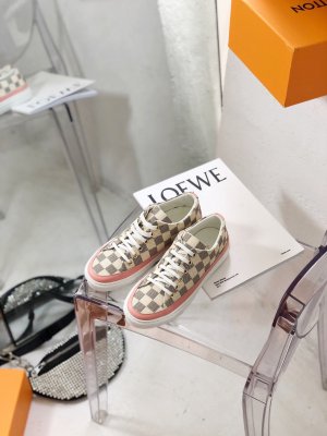 LV frontrow sneaker 小牛皮做内里，而且只选取背部的皮，因为背部纹路细，做成的内里效果更好，久穿不皱裂 码数：35～40