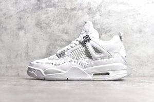 【男码】 大厂出品 诠释市场最强四代 Air Jordan 4 “Pure Money” 4白猫 首发于 2006 年发售的白猫配色 采用纯白的鞋身和鞋底，加上金属铬质感的配饰 最高工艺复刻 米白内衬无色差修正 #原盒原配 独家配原鞋拆解开发 #原楦原纸板