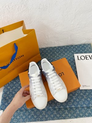 LV frontrow sneaker 小牛皮做内里，而且只选取背部的皮，因为背部纹路细，做成的内里效果更好，久穿不皱裂，原版橡胶底 码数：35～40