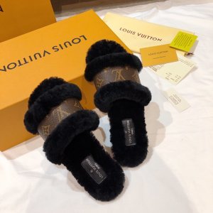 LV羊毛拖鞋 标致性皮面塑造率性构型，进口澳洲羊毛皮增添雅致细节。真皮底35-41