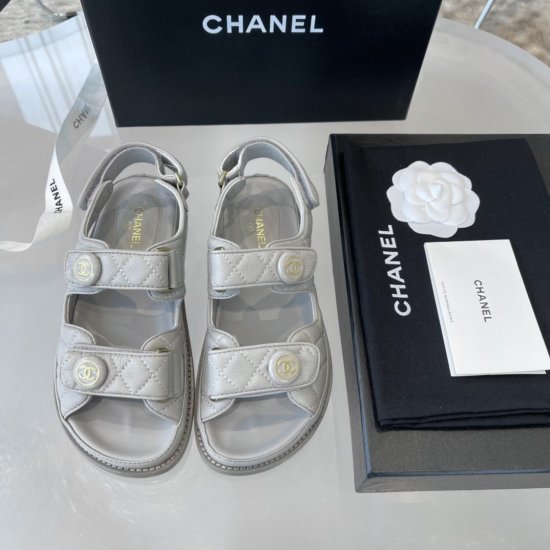 Chanel 经典魔术贴凉鞋2021新色代购级别 材质与工艺： 原版羊皮/特殊工艺软呢布面料 定然哑光质地羊皮内里 开模双C饰扣 意大利产真皮大底 Size：35-40 - Click Image to Close