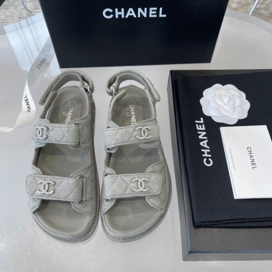 Chanel 经典魔术贴凉鞋2021新色代购级别 材质与工艺： 原版羊皮/特殊工艺软呢布面料 定然哑光质地羊皮内里 开模双C饰扣 意大利产真皮大底 Size：35-40 - Click Image to Close