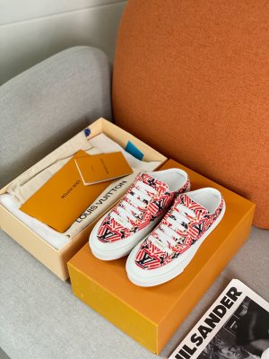 LV frontrow sneaker 选取背部小牛皮做内里， 因为背部纹路细，做成的内里效果更好，久穿不皱裂， 原版橡胶底 码数：35～40