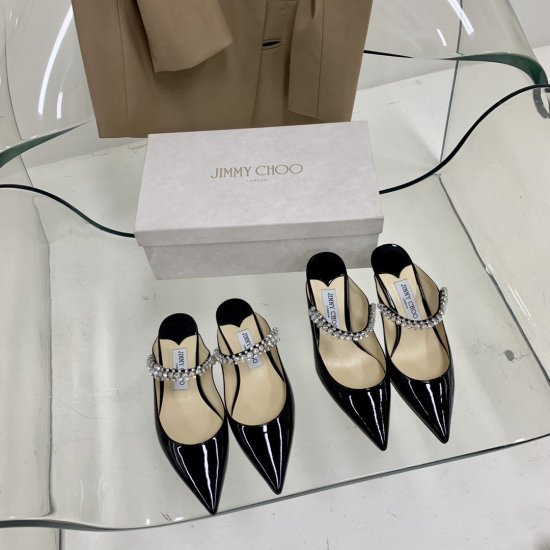 Jimmy choo 尖头系列半拖 Jc高跟鞋几乎是每个女孩的梦想 将水晶和珍珠移植到高跟鞋上 将水晶的炫彩和珍珠的高贵融合恰到好处 呈现绝美视觉效果 上脚太好看了 奢华 气质 精致 码数35-39 - Click Image to Close