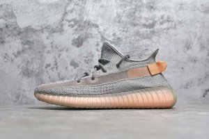 Yeezy 350V2“True Form” ！ 鞋面配色大面积以深灰色为主，配色方案极为低调，在 Boost 中底边缘以泼墨的质感点缀了一层珊瑚橙色。后跟鞋提同中底颜色相呼应，整体配色十分亮眼。 码数 : 36 36.5 37 38 38.5 39 40