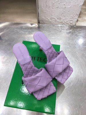 Bottega Veneta 最齐色到货17 色 两款跟型：①平底②高跟(9CM) 工艺：定染后将皮板做柔软处理 编织廓形立体 不扁塌 双层皮料编织内里 单独做了羊里皮拼贴 遵循原版工艺做法 配同色超纤垫脚 橡胶注塑真皮大底 码数：35-42