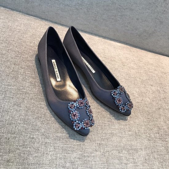 Manolo Blahnik 人鱼系列 25 colors， 5 heel height，5 种钻扣 鞋面：意大利进口原厂真丝 内里：意大利水晶羊皮（有亮度） 鞋底：意大利进口真皮大底 size：35～40 heel height：平底、5.5cm、7cm - Click Image to Close