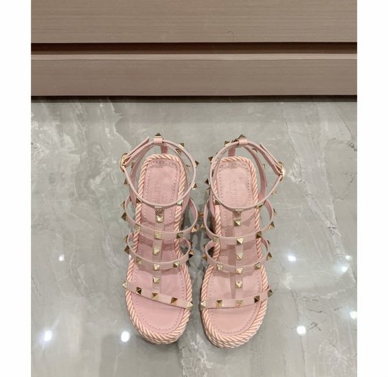 Valentino20ss春夏新款铆钉坡跟凉鞋，意大利著名奢侈品原版定制款，铆钉系列款所有细节材料都是对照原版定制！ 鞋面：进口小牛皮 内里.垫脚：牛皮里 大底：原版TPU大底 跟高：12CM，水台：2.5CM Size：35-41（40.41定做不退换） - Click Image to Close