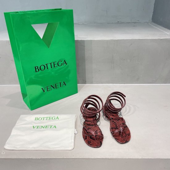 Bottega Veneta BottegaVeneta蛇纹凉鞋， 浓浓70年代嘻哈风格 鞋面包中底采用牛皮，垫脚牛皮，意大利进口真皮大底 。 颜色:三色 跟高:平跟1.5cm 高跟7.5cm 码数:35-39 - Click Image to Close